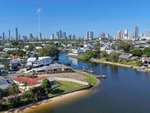 Expansive 878m2 Property with 33m Frontage to Wide Water