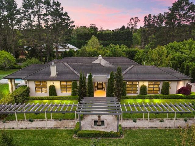 Expansive & Contemporary Living with Pool