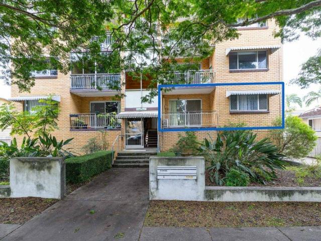 Expansive Coorparoo Unit Close to everything you need!