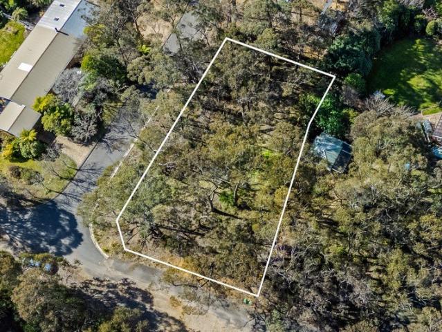 EXPANSIVE AND SUNNY LEVEL BLOCK IN PREMIER BLACKHEATH CUL DE SAC