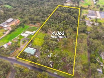 Expansive Acreage Living!