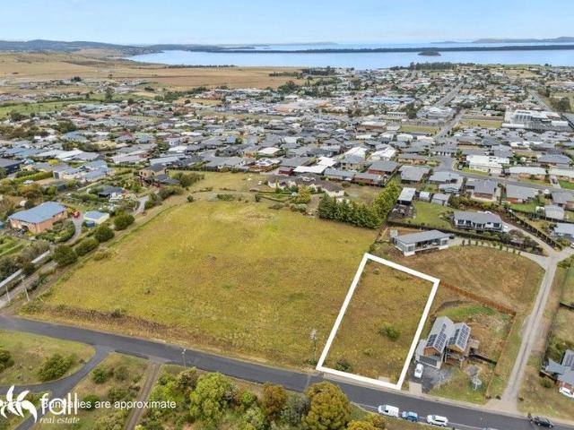 Expansive parcel of land, perfect location