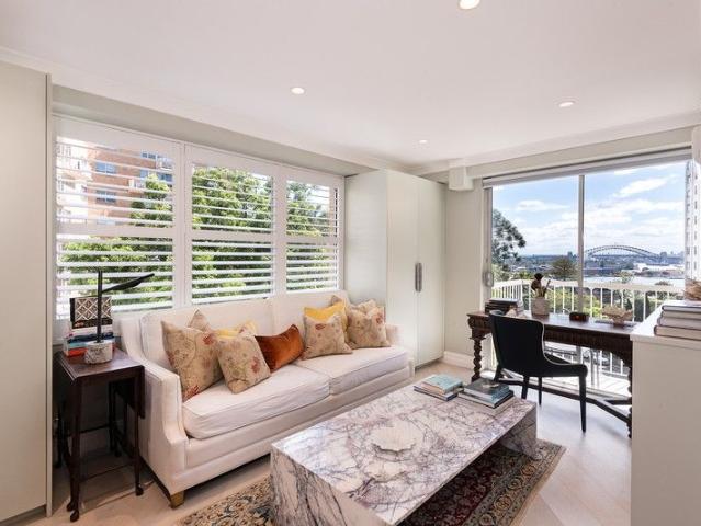EXPANSIVE APARTMENT NEWLY RENOVATED WITH ICONIC HARBOUR VIEWS IN A BLUE RIBBON SETTING
