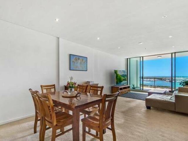Expansive Apartment with Stunning Broadwater Hinterland Views