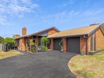 PRICE REDUCTION Expansive Beachside Retreat