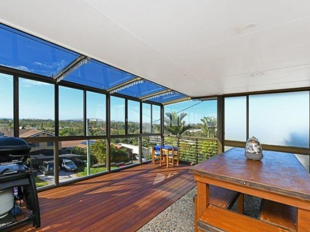 Expansive dual family living with ocean views in Aroona