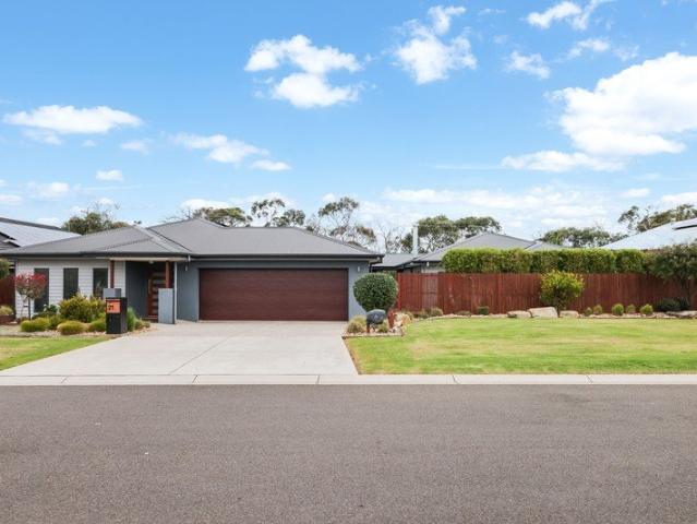 Expansive Entertainer With Exceptional Dual Living Appeal!