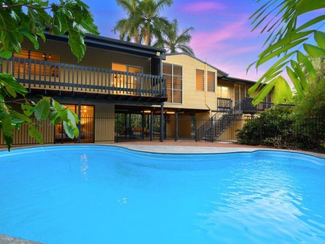 Expansive entertainer within strolling distance of the foreshore!