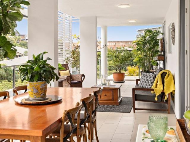 Expansive Entertainer's Balcony Overlooking Teneriffe Park