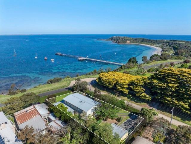 Expansive entertaining appeal and unrivalled ocean panorama above the iconic Flinders Pier