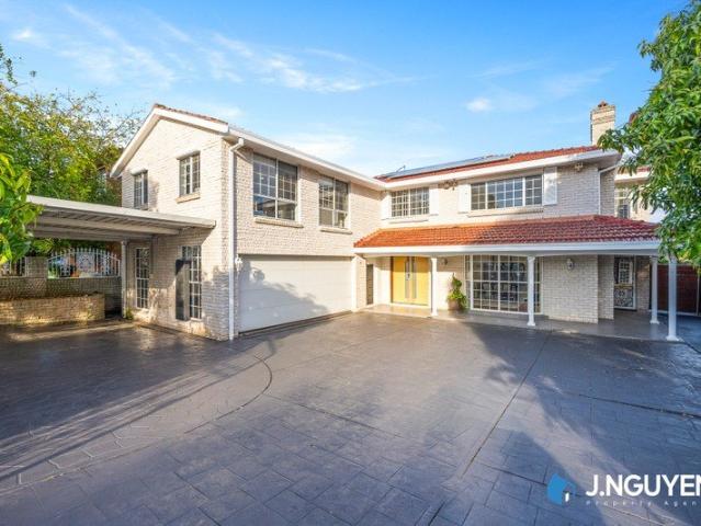 Expansive Executive Family Home Prestigeous Location