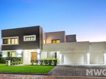 Expansive Family Oasis | Contemporary Design