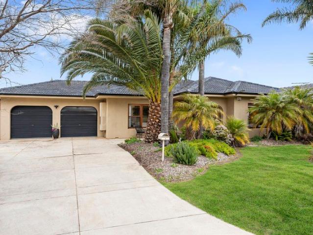 EXPANSIVE FAMILY ENTERTAINER METRES TO THE LAKE