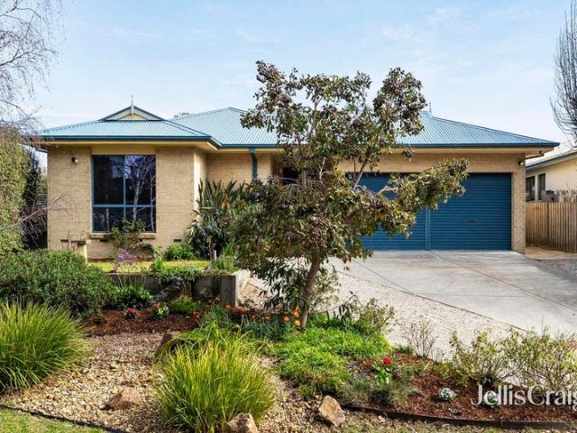 Expansive Family Entertainer in Peaceful Setting