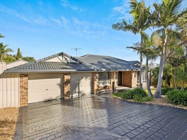 Expansive Family Entertainer in Quiet Court!