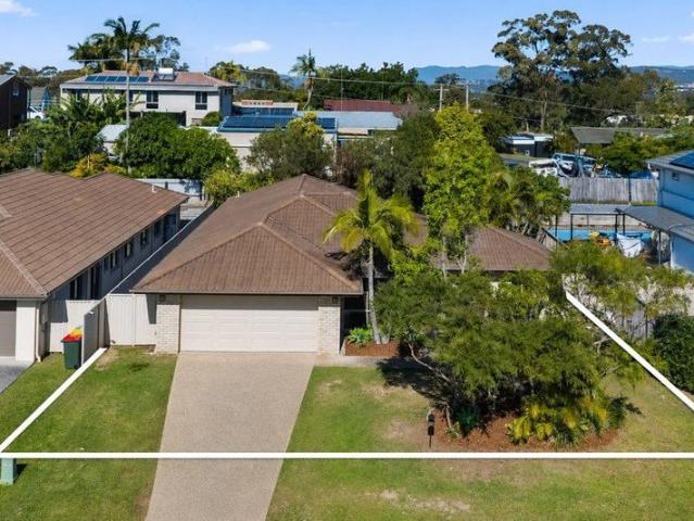 EXPANSIVE FAMILY HOME LEVEL 692M2 BLOCK CLOSE TO GRIFFITH UNIVERSITY, HOSPITALS & G LINK LIGHT RAIL