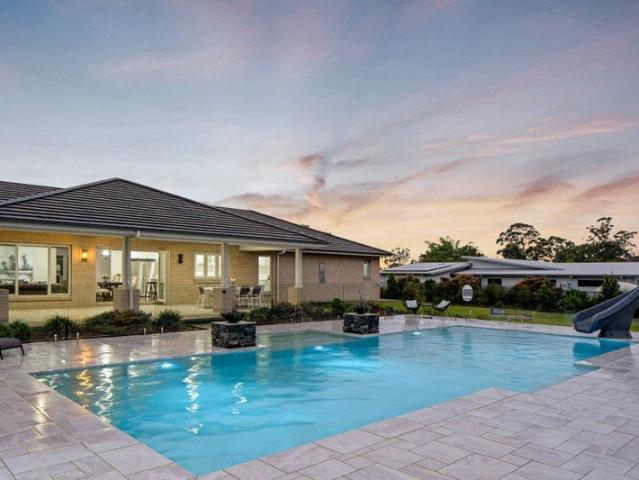 Expansive Family Luxury on 5,403m² in Prime Thornlands Location