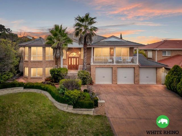 Expansive Family Living with Mountain Views