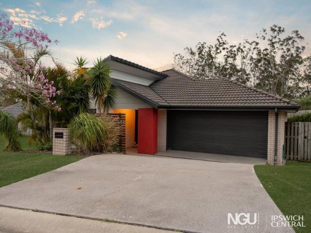 EXPANSIVE FAMILY LIVING WITH A PEACEFUL BUSHLAND OUTLOOK!
