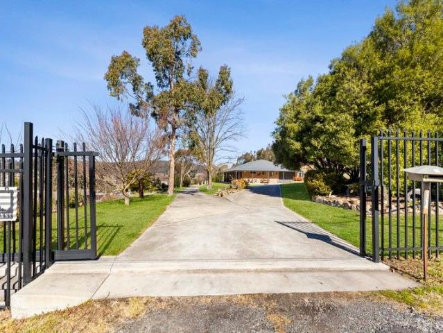 Expansive Family Living with Breathtaking Views on approx 2.8 Hectares
