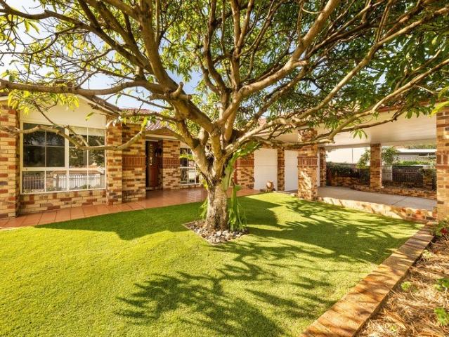 Expansive Family Living with Dual Living Mansfield State High School Catchment
