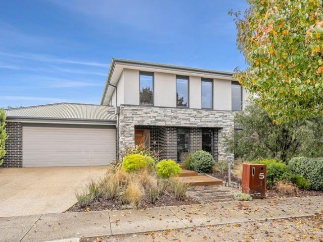 Expansive Family Living with Resort Style Entertaining on 836m²