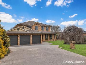EXPANSIVE FAMILY LIVING WITH STUNNING VIEWS