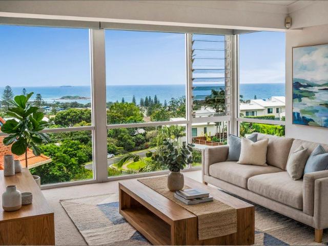 Expansive Family Living with Self Contained Dual Accommodation