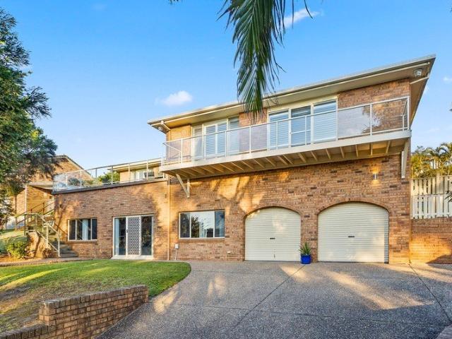 Expansive Family Living with Space to Entertain & Grow