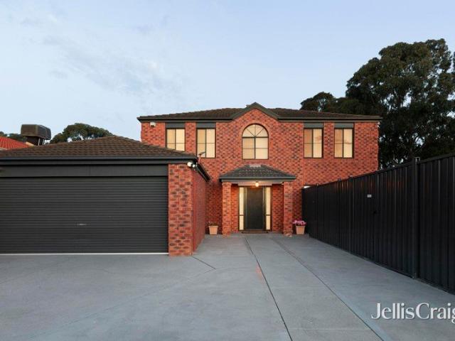 Expansive Family Living with Versatile Spaces