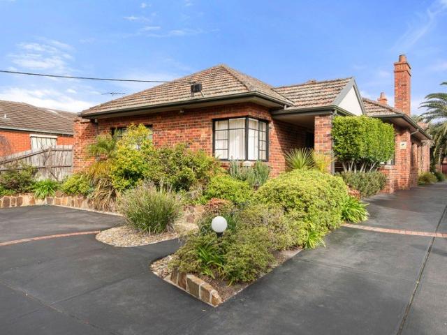 EXPANSIVE FAMILY LIVING EXCELLENT LOCATION!
