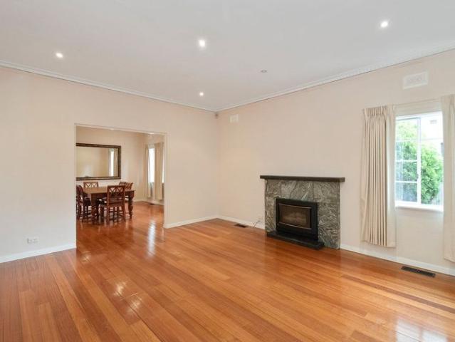 EXPANSIVE FAMILY LIVING – EXCELLENT LOCATION!