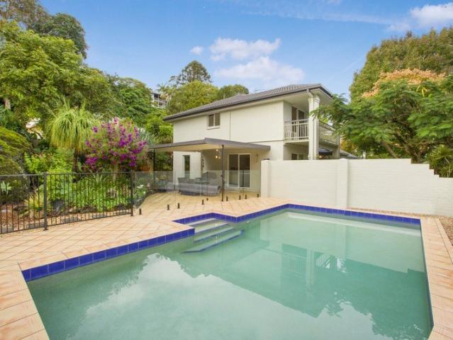 Expansive Family Living in a Peaceful Buderim Setting