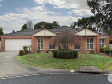 Expansive Family Living in a Peaceful Court Setting