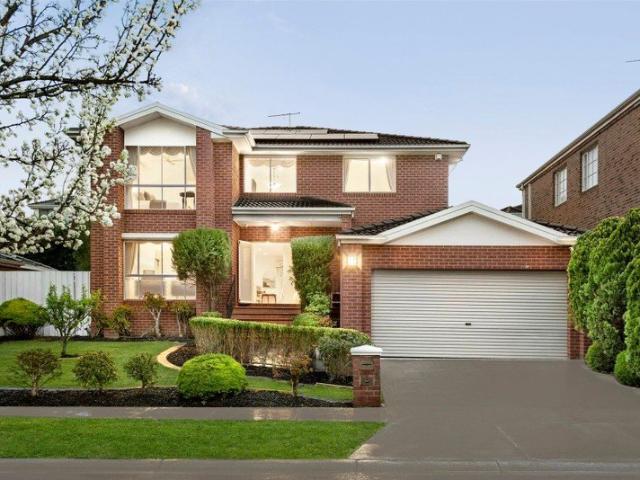 Expansive Family Living in a Peaceful Leafy Setting