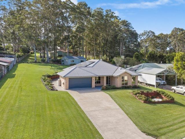EXPANSIVE FAMILY LIVING IN A PICTURESQUE SETTING