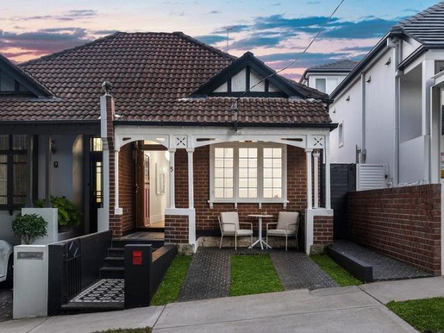 Expansive Family Living in a Tranquil Bondi Cul de Sac