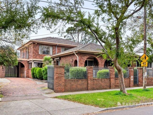 Expansive Family Living Meets Unbeatable Convenience in Sought After Thornbury Location