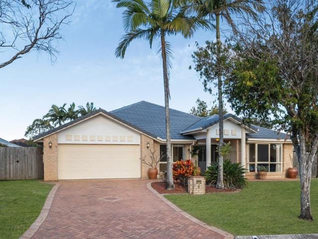 Expansive Family Living Moments from the Lake!