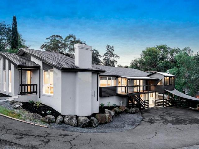 Expansive family living on 2643m² approx in a tightly held Eltham pocket