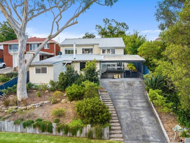 Expansive Family Living Surrounded by Nature's Serenity