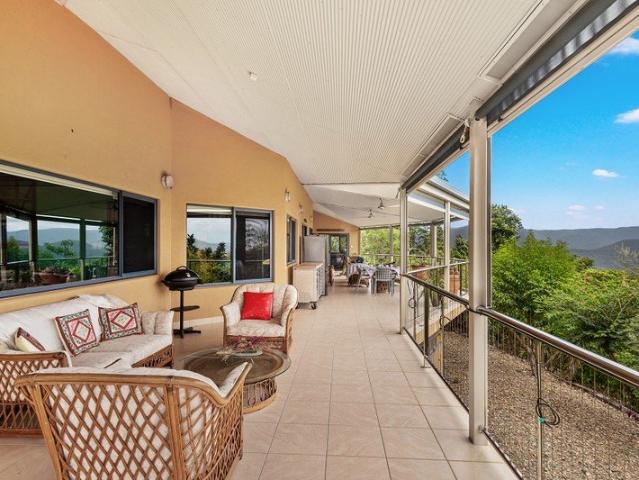 Expansive family retreat with detached guest accommodation!