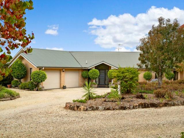 Expansive Family Retreat with Sweeping Hunter Valley Views