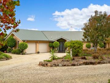Expansive Family Retreat with Sweeping Hunter Valley Views