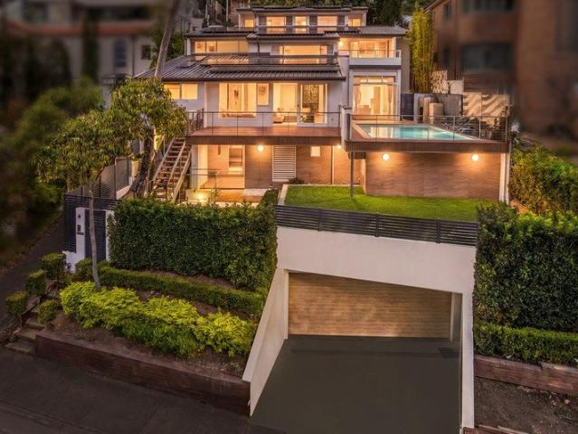EXPANSIVE FAMILY SANCTUARY IN AN EXCLUSIVE HARBOURSIDE SETTING