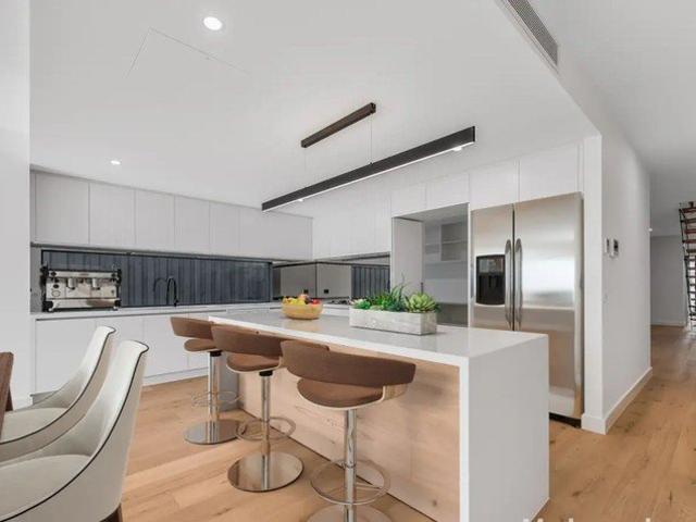 Expansive Family Townhouse in Dual McKinnon School Zones
