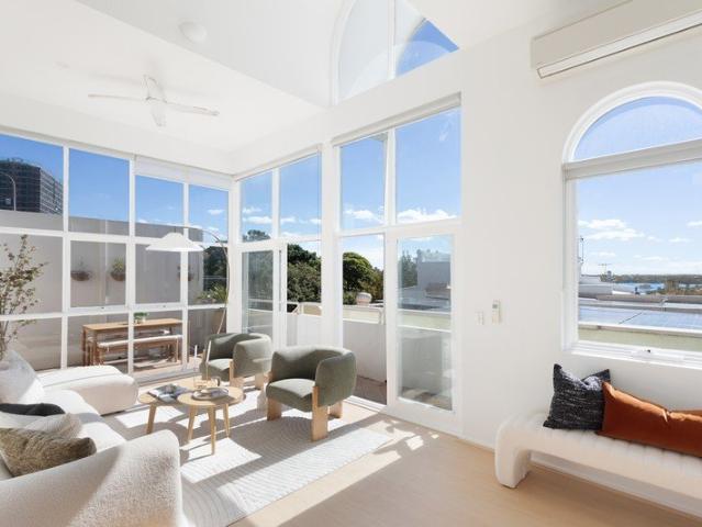 Expansive freestanding townhouse with views to the harbour