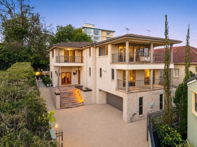 Expansive Hamilton Residence with Panoramic City and River Views