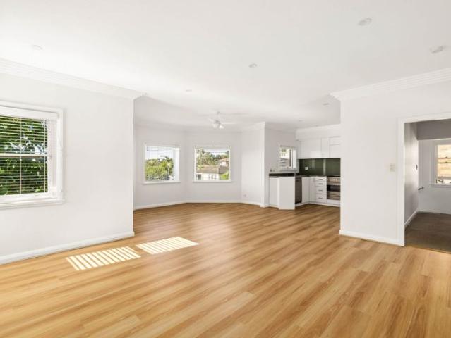 Expansive harbour outlook, elegant family scale