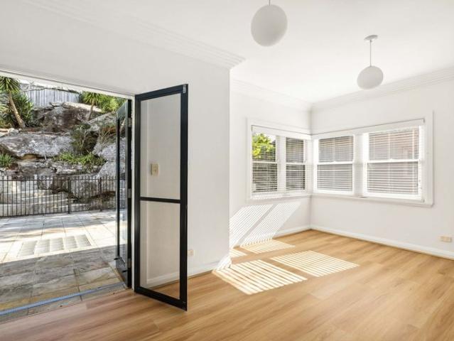 Expansive harbour outlook, elegant family scale